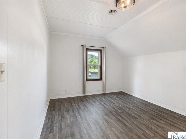 1041 Quincy St, North Mankato, MN 56003