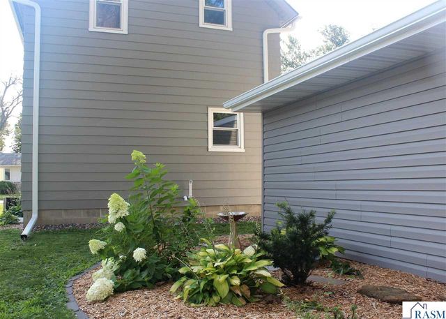 1041 Quincy St, North Mankato, MN 56003