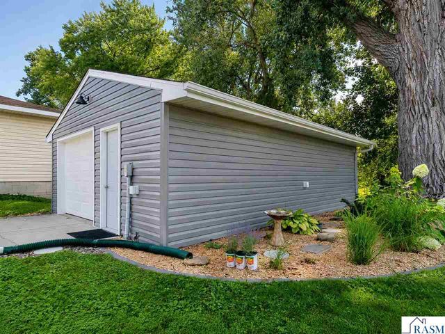 1041 Quincy St, North Mankato, MN 56003
