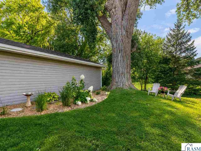 1041 Quincy St, North Mankato, MN 56003