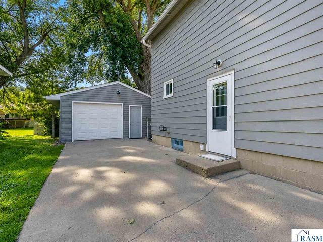 1041 Quincy St, North Mankato, MN 56003