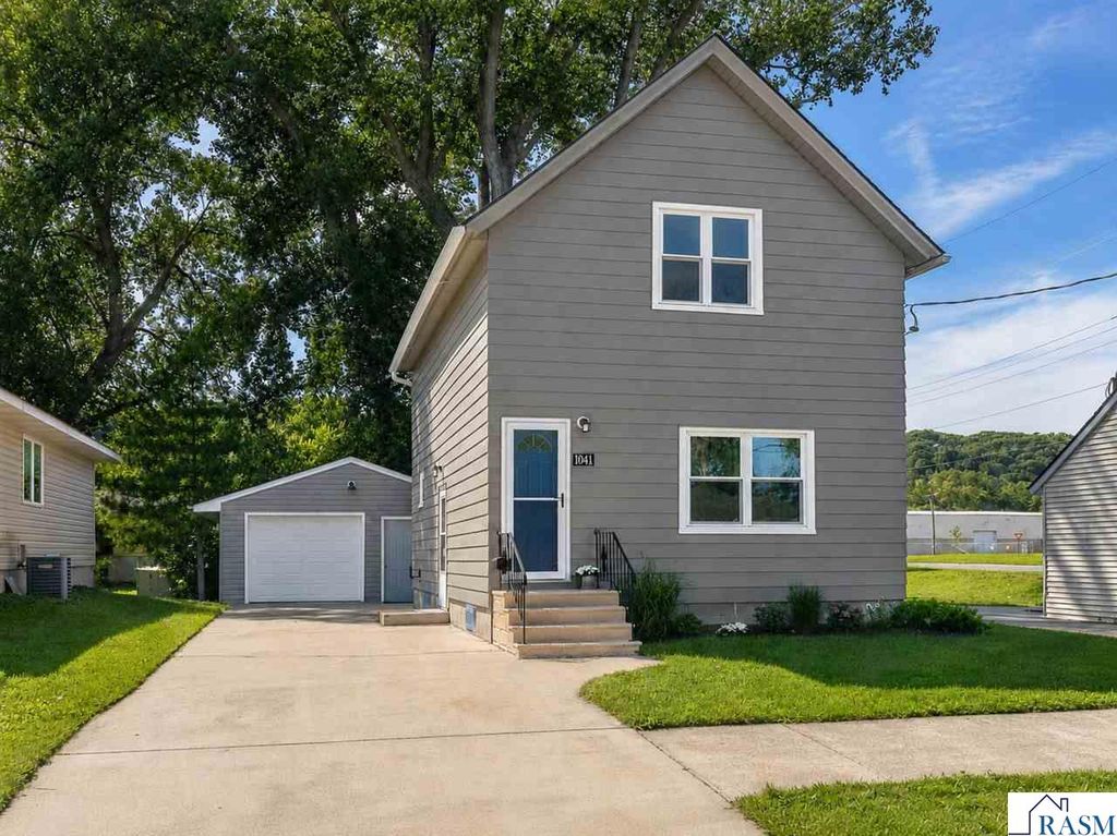 1041 Quincy St, North Mankato, MN 56003