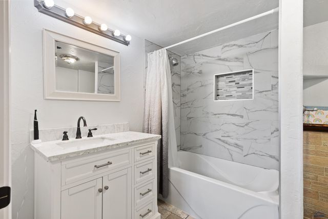 611 CARDINAL DR, Box Elder, SD 57719