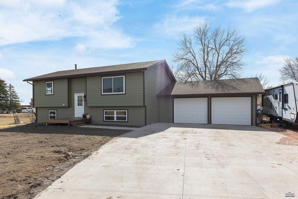 611 CARDINAL DR, Box Elder, SD 57719