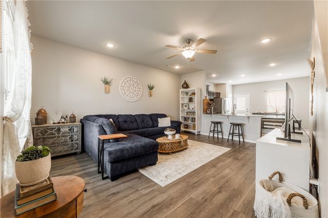 541 Woodcreek Loop, Lowell, AR 72745