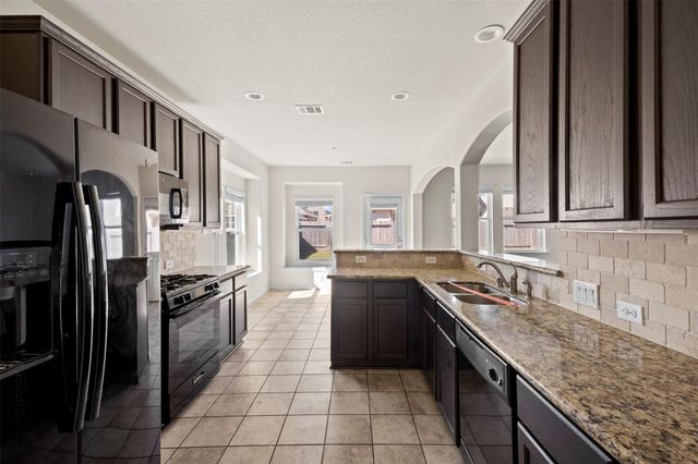 6527 Hunters Trace Lane, Baytown, TX 77521