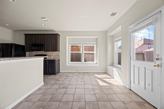 6527 Hunters Trace Lane, Baytown, TX 77521