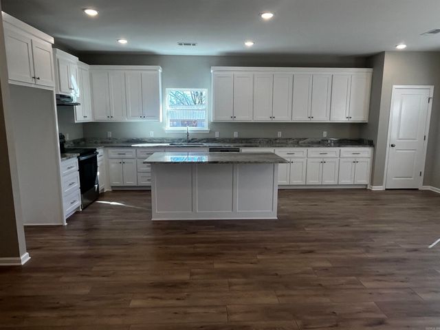 1825 Pinecroft, Benton, AR 72015