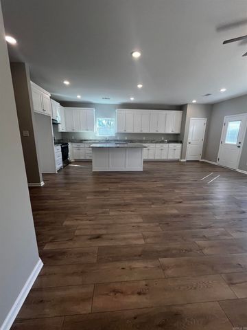 1825 Pinecroft, Benton, AR 72015