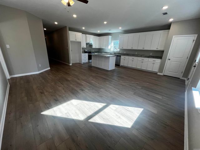 1825 Pinecroft, Benton, AR 72015