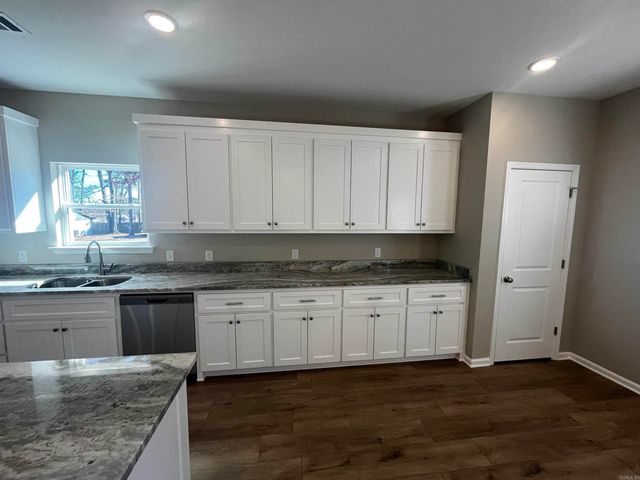 1825 Pinecroft, Benton, AR 72015