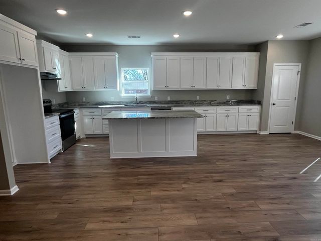 1825 Pinecroft, Benton, AR 72015