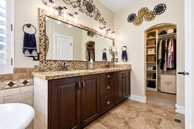 1642 W HUNTERS CREEK CIR, South Jordan, UT 84095