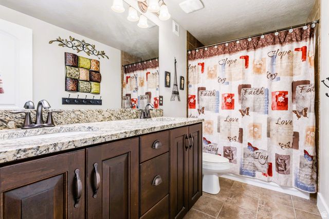 1642 W HUNTERS CREEK CIR, South Jordan, UT 84095