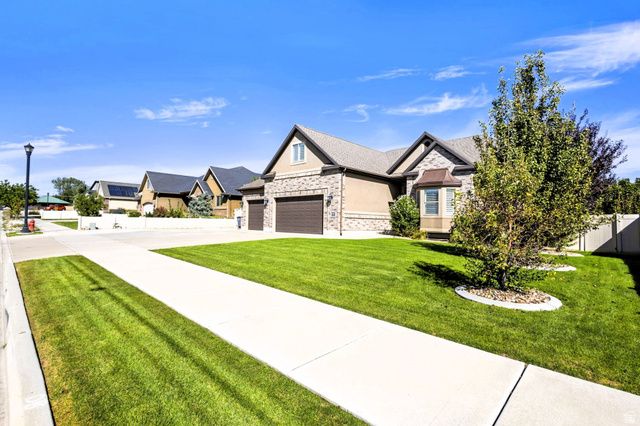 1642 W HUNTERS CREEK CIR, South Jordan, UT 84095