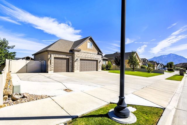 1642 W HUNTERS CREEK CIR, South Jordan, UT 84095