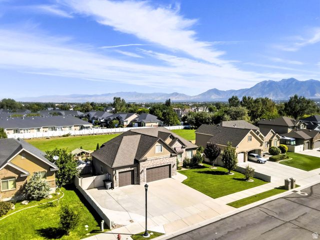 1642 W HUNTERS CREEK CIR, South Jordan, UT 84095