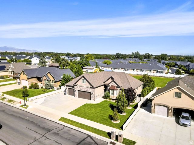 1642 W HUNTERS CREEK CIR, South Jordan, UT 84095