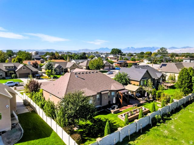 1642 W HUNTERS CREEK CIR, South Jordan, UT 84095