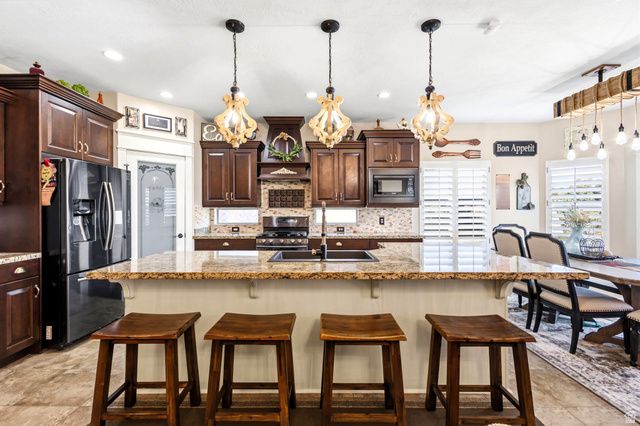 1642 W HUNTERS CREEK CIR, South Jordan, UT 84095