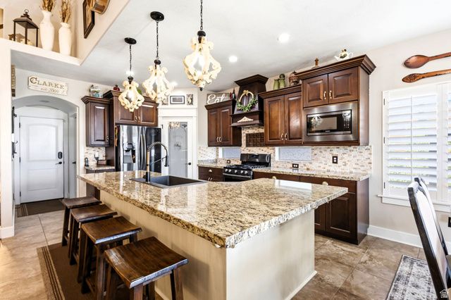 1642 W HUNTERS CREEK CIR, South Jordan, UT 84095