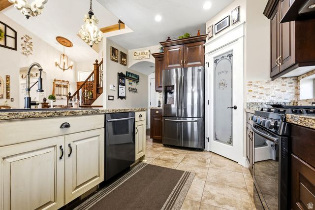 1642 W HUNTERS CREEK CIR, South Jordan, UT 84095