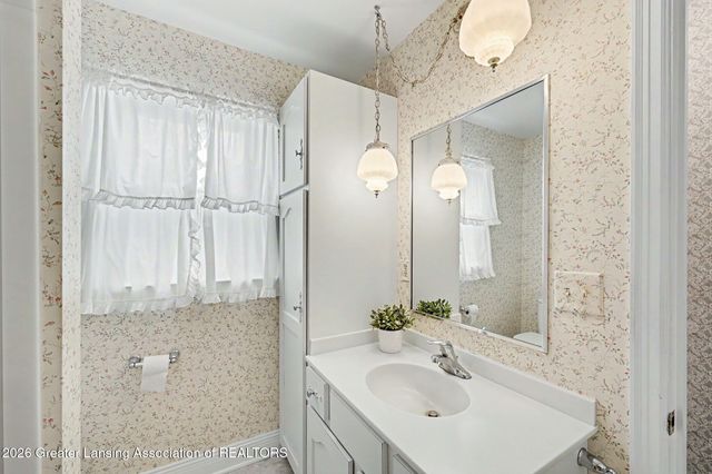 1482 W Kalamo Highway R2, Charlotte, MI 48813