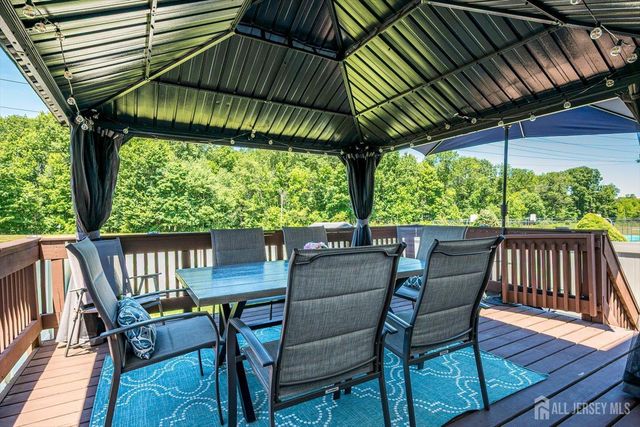 15 Gwizdak Court, Sayreville, NJ 08872