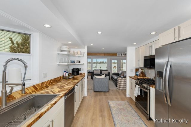 16631 Lakeview Street, Ferrysburg City, MI 49456