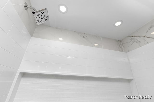 16631 Lakeview Street, Ferrysburg City, MI 49456