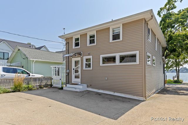 16631 Lakeview Street, Ferrysburg City, MI 49456