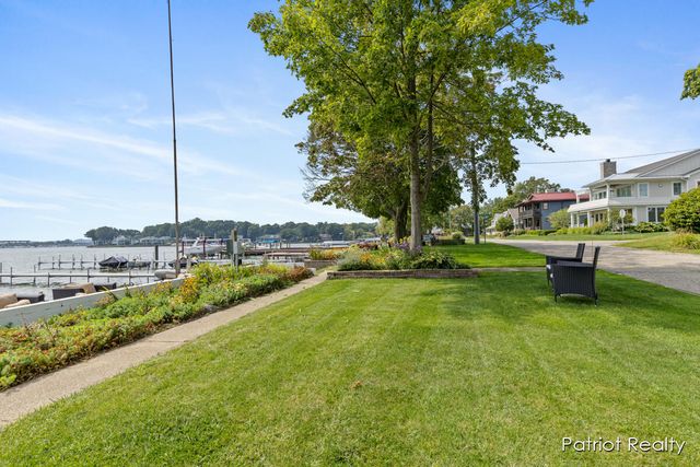 16631 Lakeview Street, Ferrysburg City, MI 49456