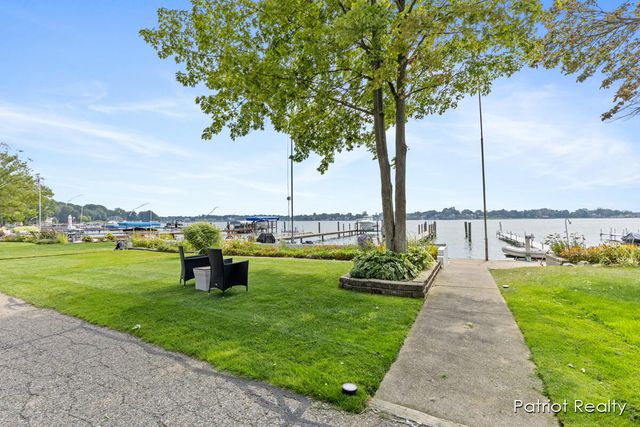 16631 Lakeview Street, Ferrysburg City, MI 49456