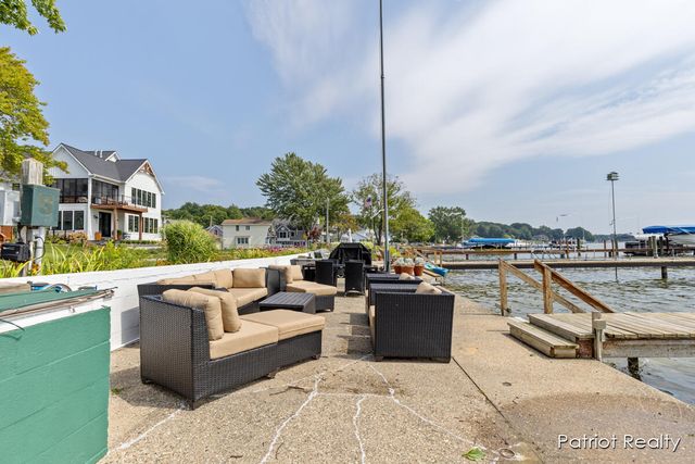 16631 Lakeview Street, Ferrysburg City, MI 49456