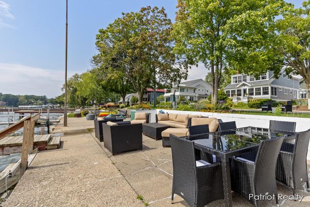 16631 Lakeview Street, Ferrysburg City, MI 49456