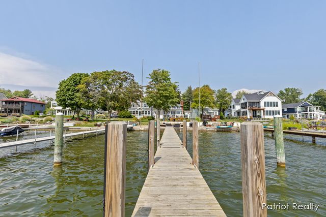 16631 Lakeview Street, Ferrysburg City, MI 49456