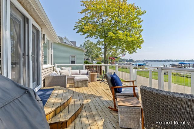 16631 Lakeview Street, Ferrysburg City, MI 49456