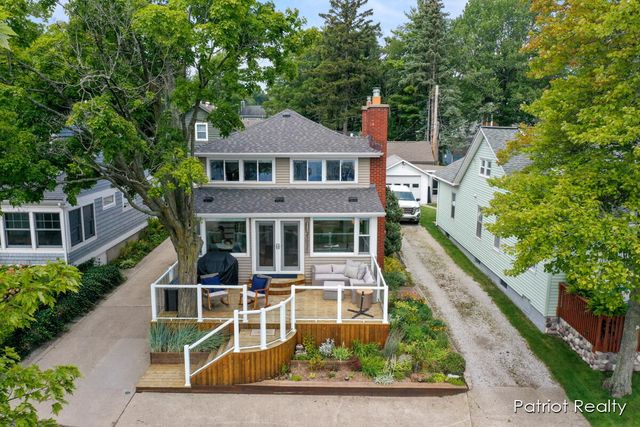 16631 Lakeview Street, Ferrysburg City, MI 49456