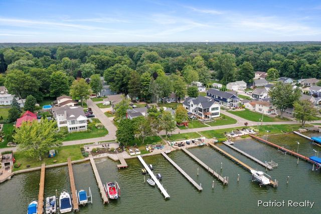 16631 Lakeview Street, Ferrysburg City, MI 49456