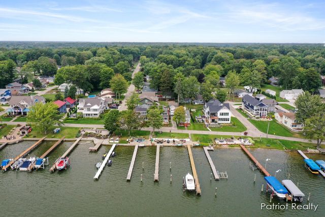 16631 Lakeview Street, Ferrysburg City, MI 49456