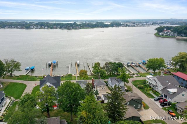 16631 Lakeview Street, Ferrysburg City, MI 49456