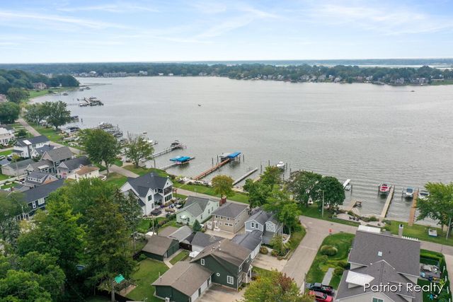 16631 Lakeview Street, Ferrysburg City, MI 49456