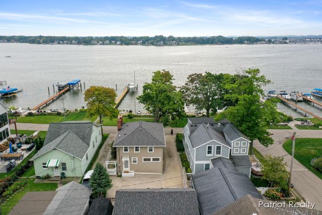 16631 Lakeview Street, Ferrysburg City, MI 49456