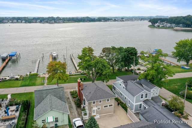 16631 Lakeview Street, Ferrysburg City, MI 49456