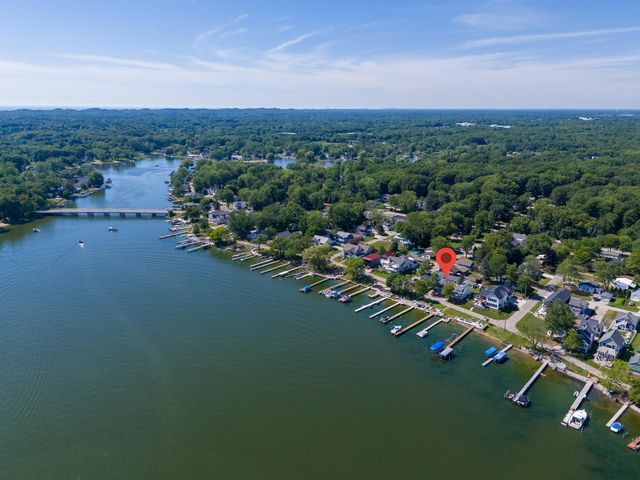 16631 Lakeview Street, Ferrysburg City, MI 49456