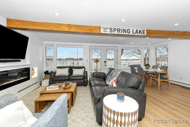 16631 Lakeview Street, Ferrysburg City, MI 49456