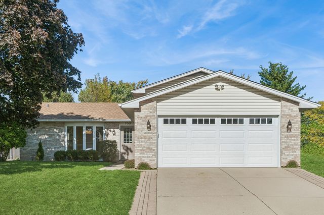 700 Country Lane N, Roselle, IL 60172