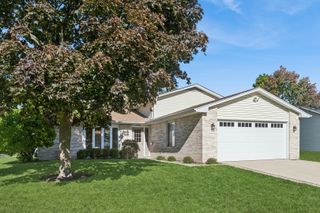 700 Country Lane N, Roselle, IL 60172