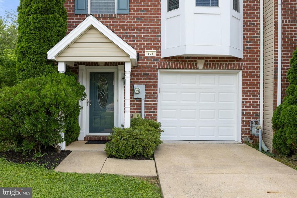 253 N FRONT ST, New Freedom, PA 17349