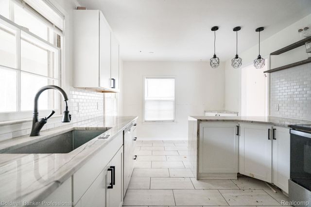 22806 Carleton Avenue, Southfield, MI 48033